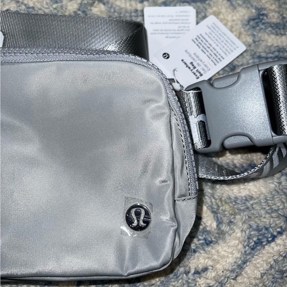 NWT Lululemon Silver Drop White Wordmark Logo Everywhere Belt Bag - Picture 2 of 6